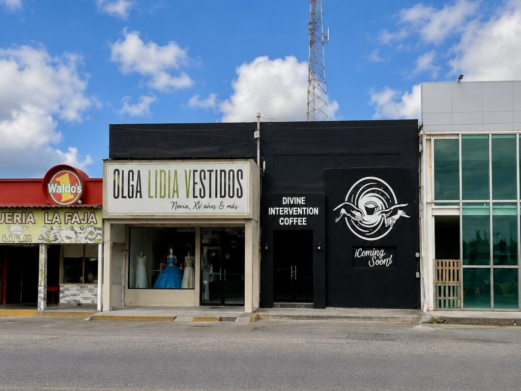 La futura tienda de Divine Intervention Coffee en Río Bravo, con un cartel que reza «Próxima apertura» colocado en la fachada negra del edificio.