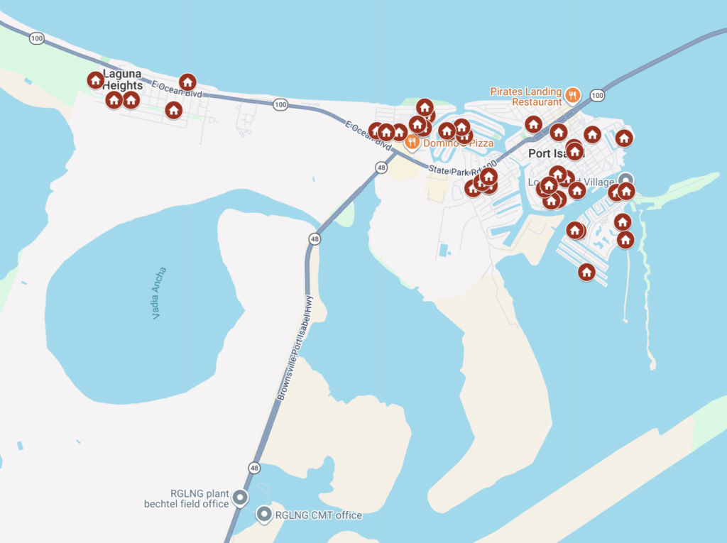 Mapa en el que se señalan las ubicaciones de las propiedades de Port Isabel y Laguna Heights incluidas en una demanda en la que se alega que los lanzamientos de cohetes de SpaceX han causado daños estructurales; la mayor concentración de propiedades se encuentra en Port Isabel.