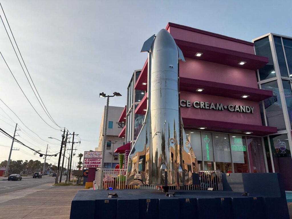 Una escultura de una nave espacial de acero inoxidable se encuentra frente a Sugar Shack, una heladería y tienda de golosinas situada en South Padre Island, en Padre Boulevard.