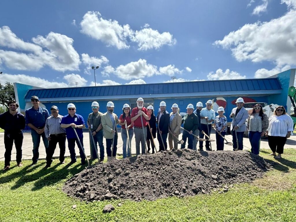 Las autoridades municipales de Harlingen y los líderes de la comunidad posan con palas ceremoniales durante la ceremonia de inicio de las obras del proyecto de mejora del Parque Víctor.