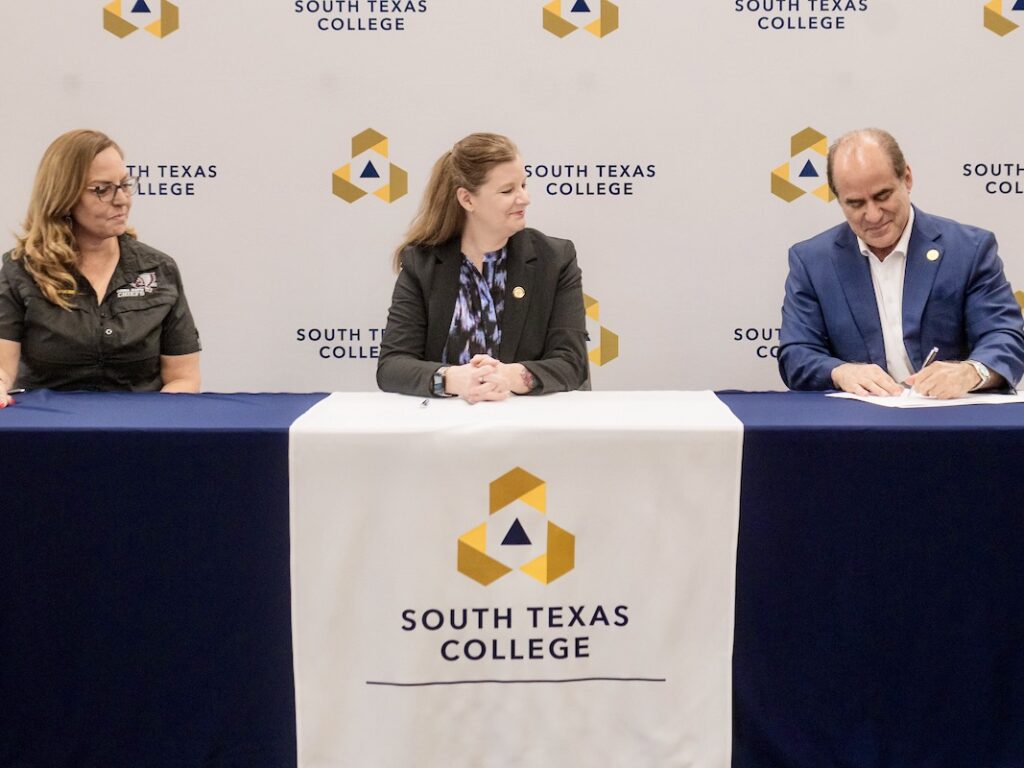 Los representantes firman un acuerdo en South Texas College para poner en marcha una Academia Básica de Correccionales del Condado con créditos duales para los estudiantes del Distrito Escolar Independiente de Donna.