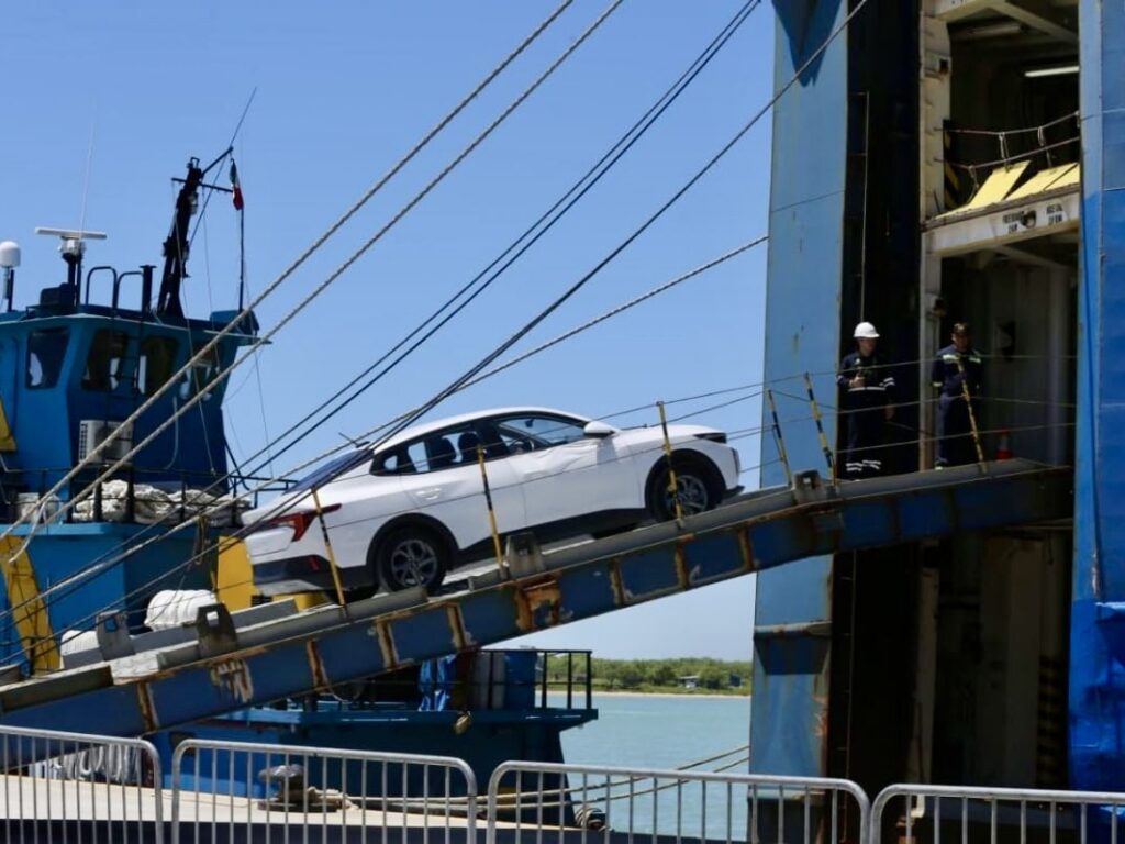 Un vehículo blanco baja por una rampa de carga desde un buque de carga en el Puerto del Norte, en Matamoros.