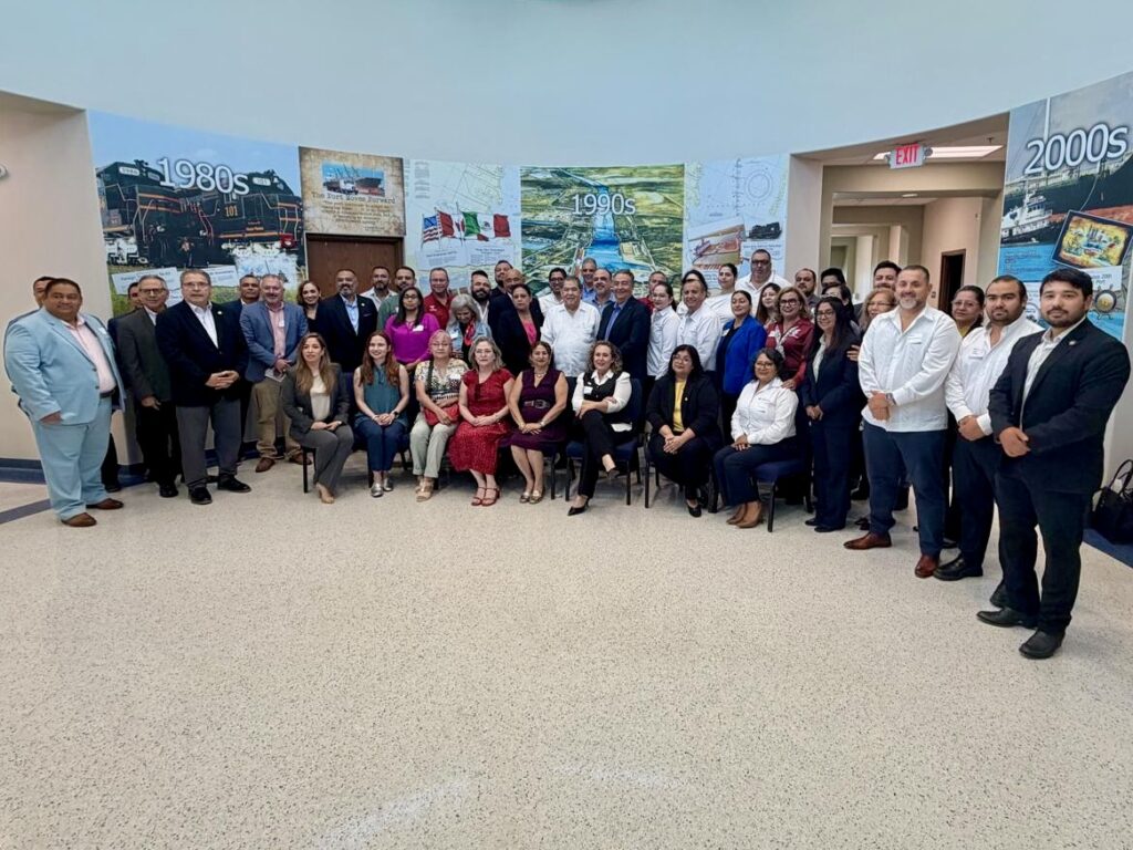 Líderes de los sectores de la educación, el desarrollo económico y la fuerza laboral del sur de Texas y Tamaulipas se reúnen para tomarse una foto grupal en el Puerto de Brownsville.