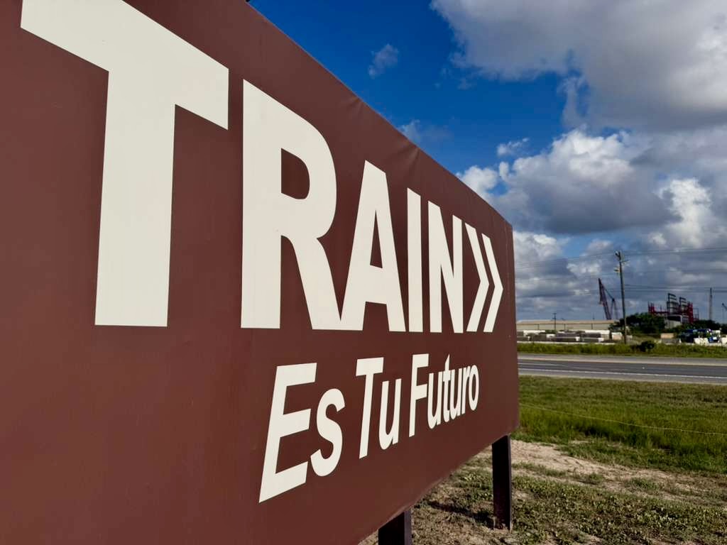 Una cerca de obra rodea el centro de manufactura avanzada de Texas A&M en Brownsville.