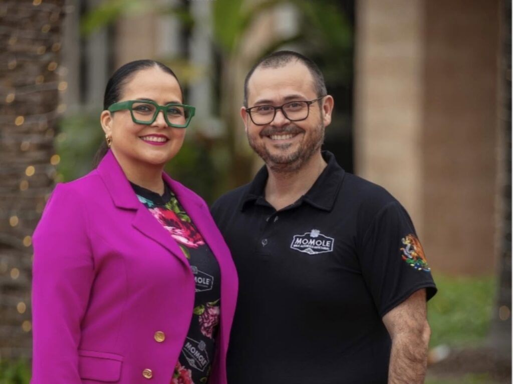 Momole owners Jocelyn Guerrero Enríquez and Gustavo Adolfo Gutiérrez Reyes pose together outdoors.