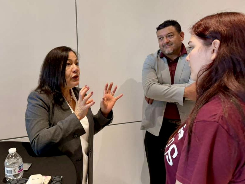 Zobeida Gutiérrez, ejecutiva de Valeo, conversa con un estudiante de Texas A&M en McAllen.