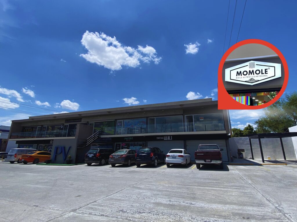 A commercial plaza in Reynosa where Momole is relocating its restaurant, with parked vehicles and an inset showing the Momole storefront sign.