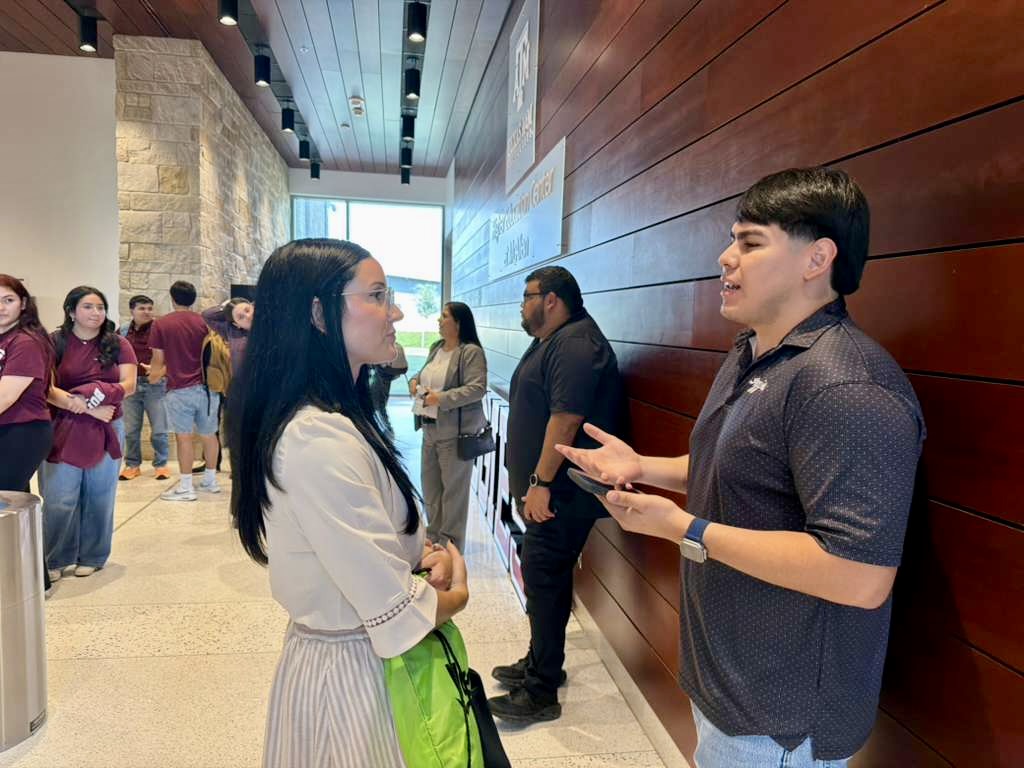 Un reclutador de talento de Valeo conversa con un estudiante de Texas A&M en el Centro de Educación Superior de McAllen.