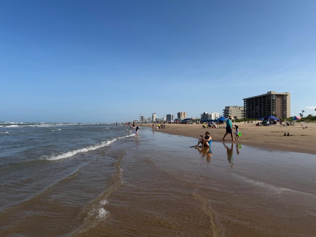 Las autoridades de South Padre Island están analizando la posibilidad de implementar un estacionamiento de pago para los visitantes de la playa. Esto es lo que necesitas saber